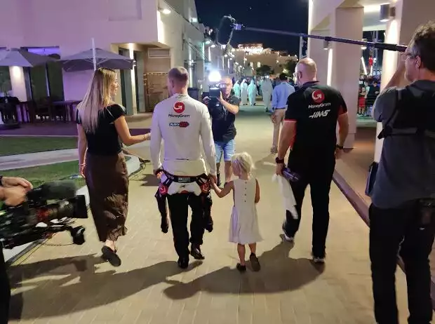 Ein Bild wie gemacht für Netflix: Kevin Magnussen geht mit seiner Familie heim Titel-Bild zur News: Ein Bild wie gemacht für Netflix: Kevin Magnussen geht mit seiner Familie heim