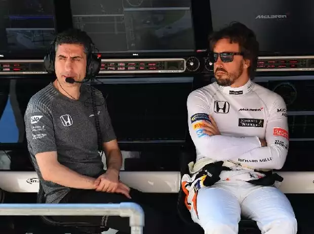 Andrea Stella mit Fernando Alonso am McLaren-Kommandostand 2017 in Österreich Titel-Bild zur News: Andrea Stella mit Fernando Alonso am McLaren-Kommandostand 2017 in Österreich