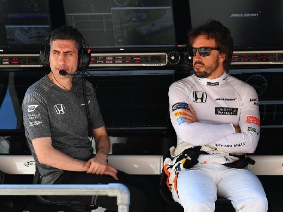 Andrea Stella mit Fernando Alonso am McLaren-Kommandostand 2017 in Österreich