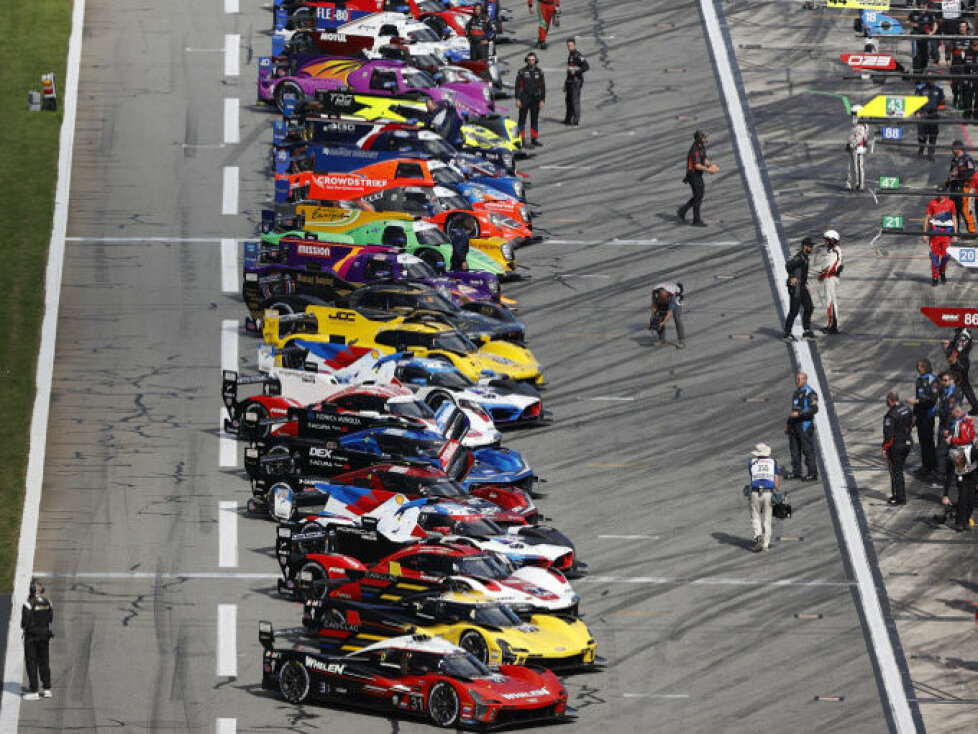Startaufstellung: IMSA-Autos in der Boxengasse
