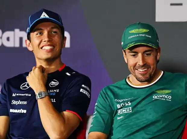Alexander Albon, Lewis Hamilton, Fernando Alonso und Max Verstappen bei einer Formel-1-Pressekonferenz Titel-Bild zur News: Alexander Albon, Lewis Hamilton, Fernando Alonso und Max Verstappen bei einer Formel-1-Pressekonferenz