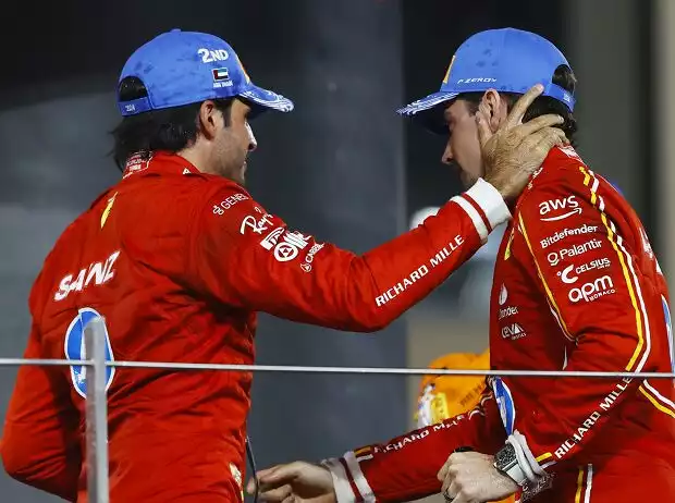 Carlos Sainz und Charles Leclerc auf dem Podium nach dem Formel-1-Rennen in Abu Dhabi 2024 Titel-Bild zur News: Carlos Sainz und Charles Leclerc auf dem Podium nach dem Formel-1-Rennen in Abu Dhabi 2024