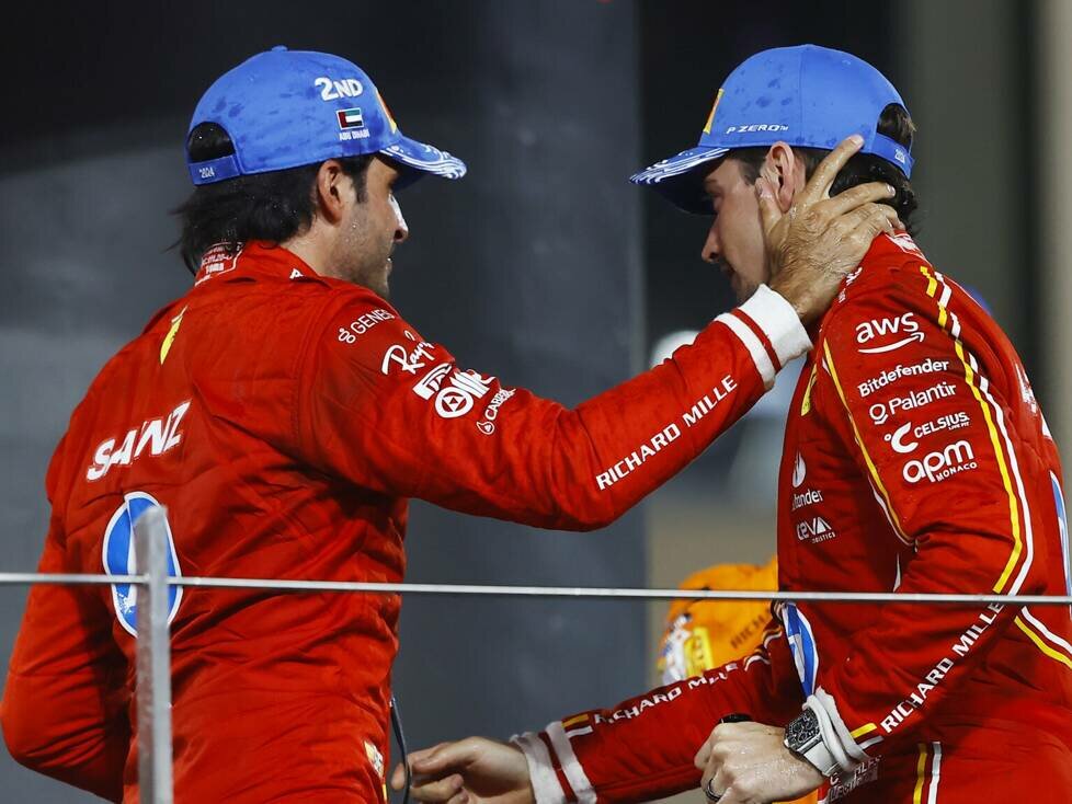 Carlos Sainz und Charles Leclerc auf dem Podium nach dem Formel-1-Rennen in Abu Dhabi 2024