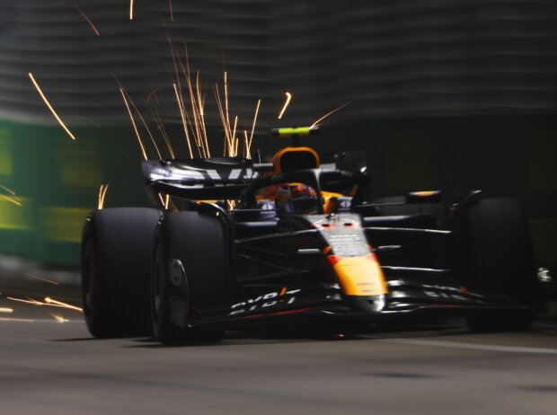 Sergio Perez im Red Bull RB20 mit Funkenflug am Heck Sergio Perez im Red Bull RB20 mit Funkenflug am Heck