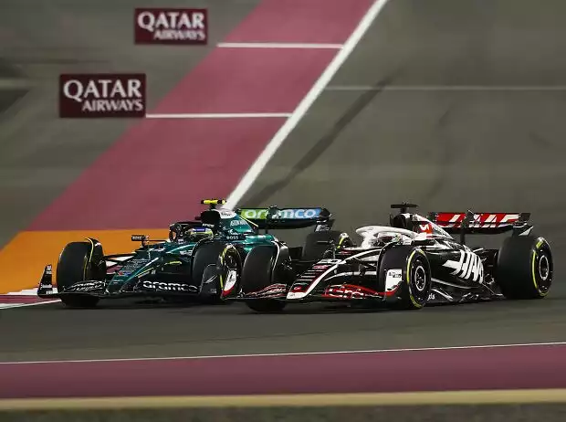 Fernando Alonso (Aston Martin AMR24) und Kevin Magnussen (Haas VF-24) beim Formel-1-Rennen in Katar 2024 Titel-Bild zur News: Fernando Alonso (Aston Martin AMR24) und Kevin Magnussen (Haas VF-24) beim Formel-1-Rennen in Katar 2024