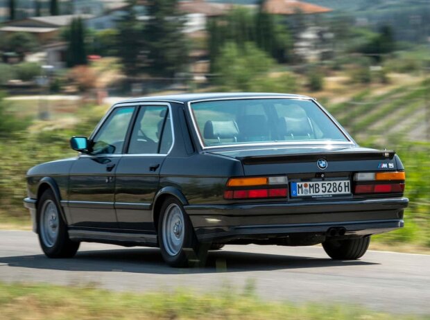 BMW M5 E28 (1986) BMW M5 E28 (1986)