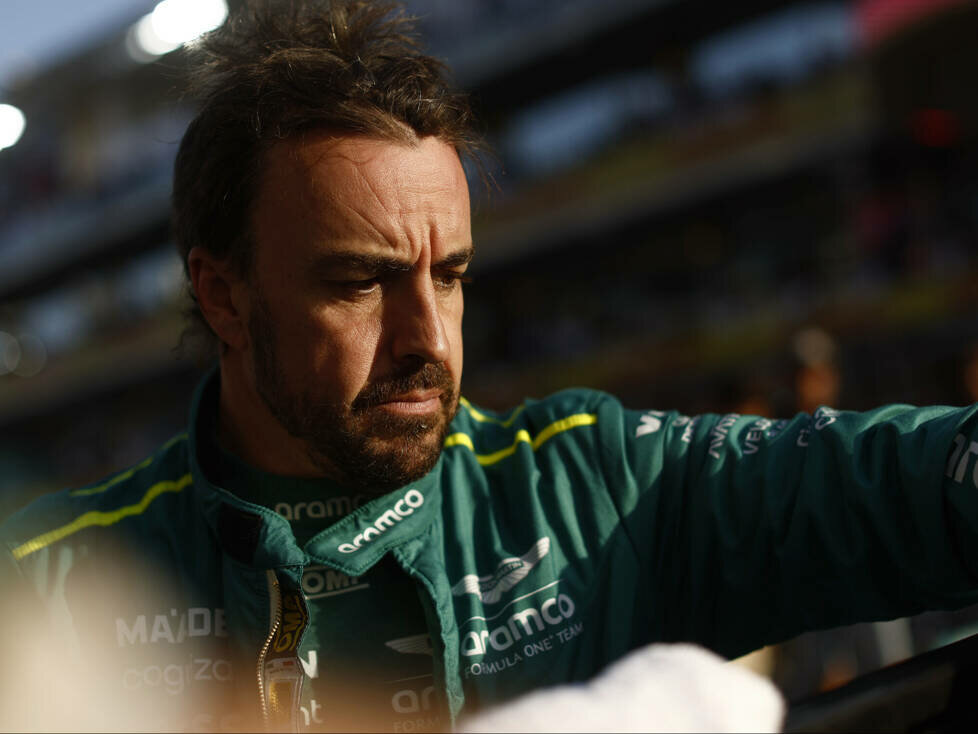 Fernando Alonso (Aston Martin) vor dem Formel-1-Rennen in Abu Dhabi 2024