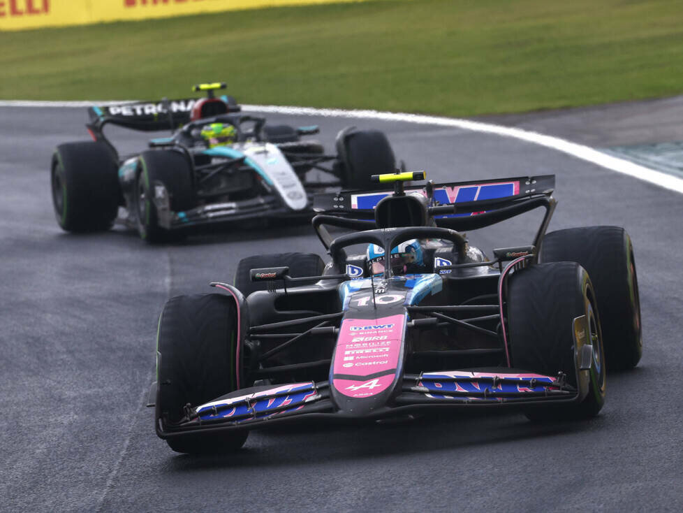 Pierre Gasly (Alpine A524) vor Lewis Hamilton (Mercedes W15) beim Formel-1-Rennen in Brasilien 2024