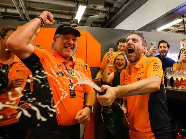 Zak Brown und Andrea Stella jubeln über McLarens WM-Titel 2024 Titel-Bild zur News: Zak Brown und Andrea Stella jubeln über McLarens WM-Titel 2024