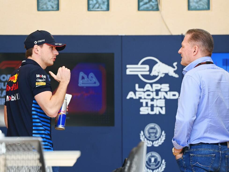Max Verstappen und sein Vater Jos im Fahrerlager
