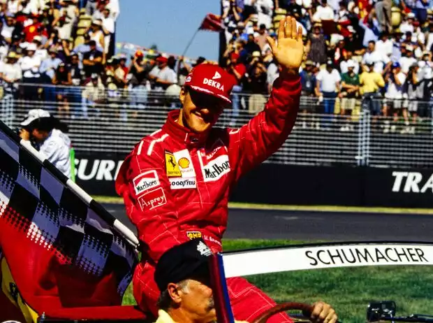Michael Schumacher vor dem Formel-1-Rennen in Melbourne 1996 Titel-Bild zur News: Michael Schumacher vor dem Formel-1-Rennen in Melbourne 1996