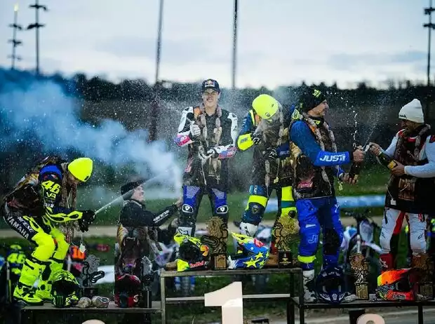 Feierlichkeiten auf dem Podium der "100 km dei Campioni" Titel-Bild zur News: Feierlichkeiten auf dem Podium der "100 km dei Campioni"