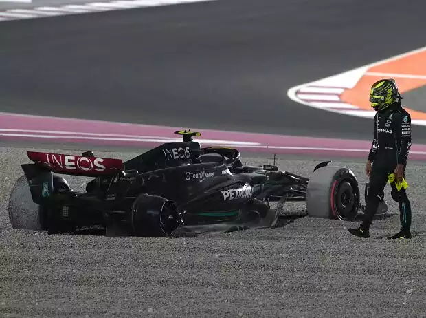 Lewis Hamiltons Ausfall beim Formel-1-Rennen 2023 in Katar Titel-Bild zur News: Lewis Hamiltons Ausfall beim Formel-1-Rennen 2023 in Katar