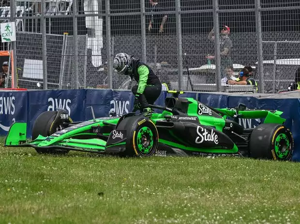 Guanyu Zhou nach einem Unfall in der Formel 1 Titel-Bild zur News: Guanyu Zhou nach einem Unfall in der Formel 1