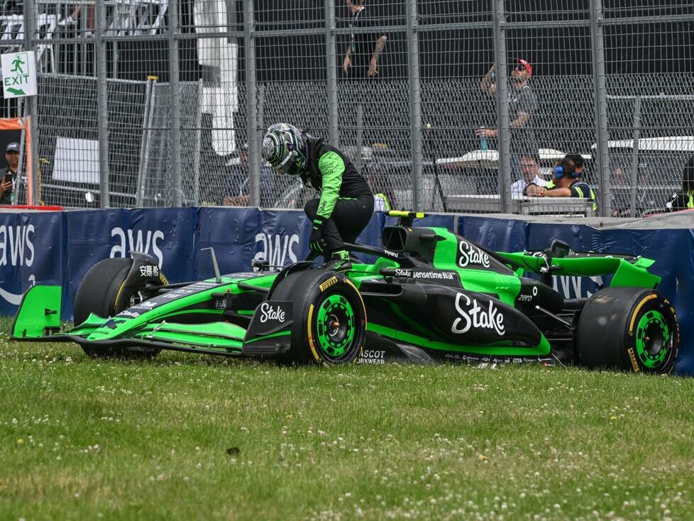 Guanyu Zhou nach einem Unfall in der Formel 1