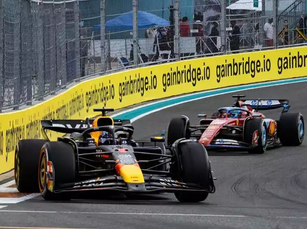 Max Verstappen (Red Bull RB20) vor Charles Leclerc (Ferrari SF-24) beim Formel-1-Rennen in Miami 2024 Titel-Bild zur News: Max Verstappen (Red Bull RB20) vor Charles Leclerc (Ferrari SF-24) beim Formel-1-Rennen in Miami 2024