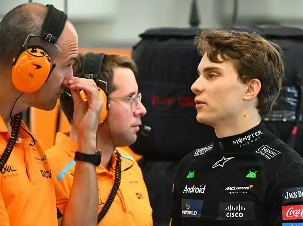 Oscar Piastri in der McLaren-Garage bei einem Gespräch Titel-Bild zur News: Oscar Piastri in der McLaren-Garage bei einem Gespräch