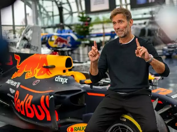 Fußball-Trainer Jürgen Klopp mit einem Formel-1-Auto von Max Verstappen bei Red Bull Titel-Bild zur News: Fußball-Trainer Jürgen Klopp mit einem Formel-1-Auto von Max Verstappen bei Red Bull