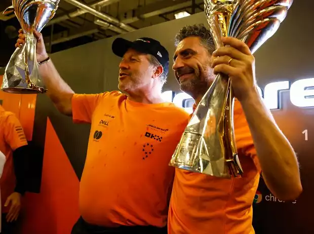 Zak Brown und Andrea Stella jubeln über McLarens WM-Titel 2024 Titel-Bild zur News: Zak Brown und Andrea Stella jubeln über McLarens WM-Titel 2024