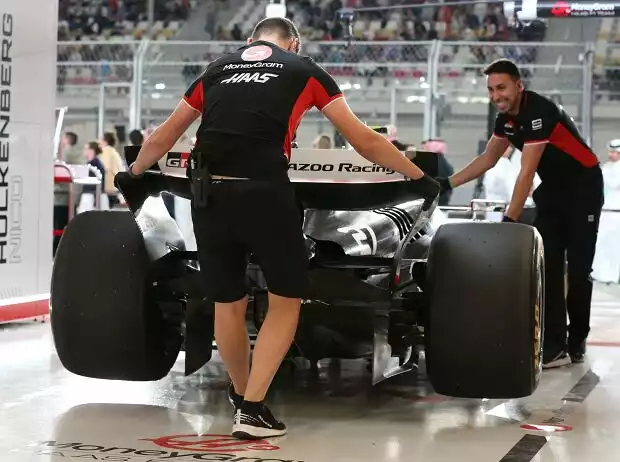 Das Auto von Kevin Magnussen in der Haas-Garage Titel-Bild zur News: Das Auto von Kevin Magnussen in der Haas-Garage