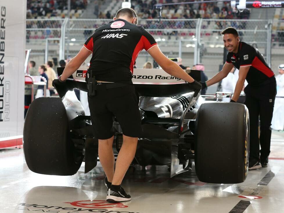 Das Auto von Kevin Magnussen in der Haas-Garage
