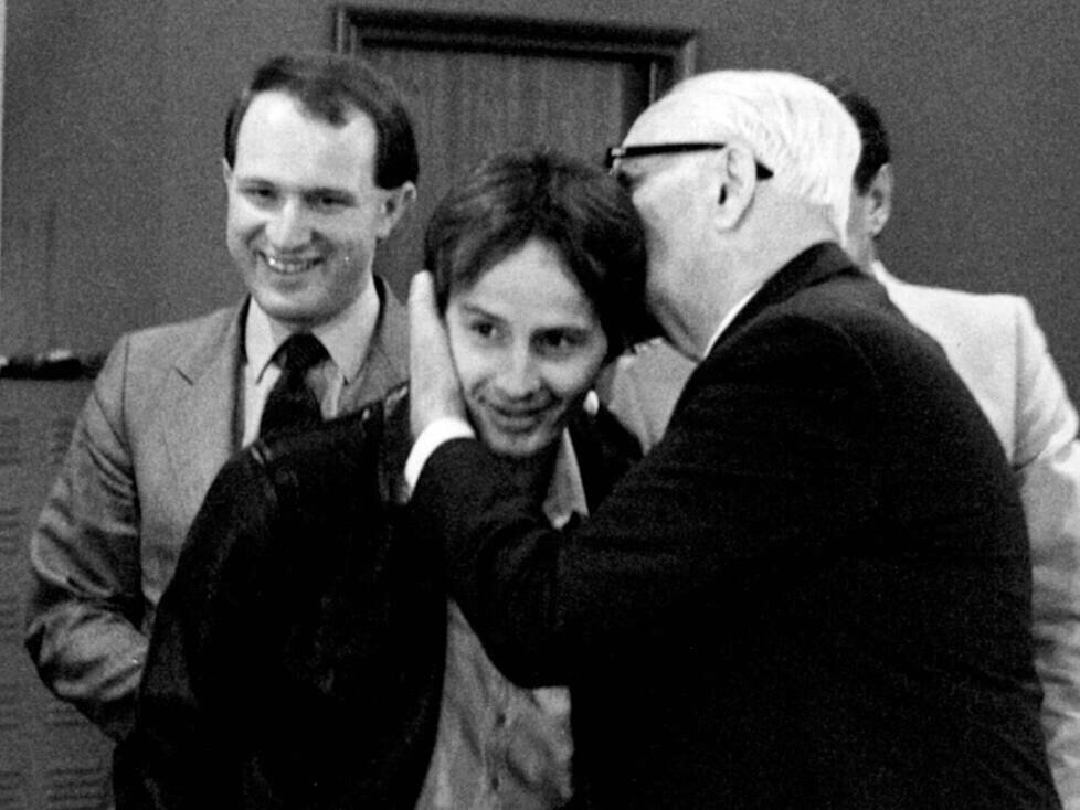Gilles Villeneuve mit Enzo Ferrari (rechts im Bild)