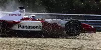 Allan McNish mit dem Toyota der Formel-1-Saison 2002 im Kiesbett