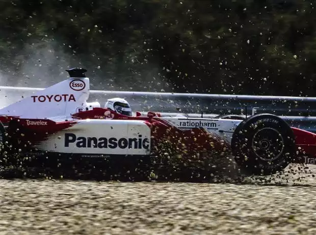 Allan McNish mit dem Toyota der Formel-1-Saison 2002 im Kiesbett Titel-Bild zur News: Allan McNish mit dem Toyota der Formel-1-Saison 2002 im Kiesbett