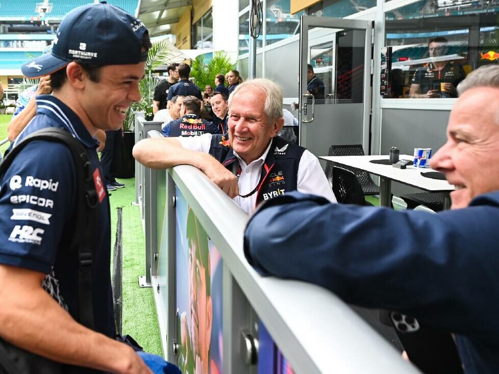 Nyck de Vries und Helmut Marko 2023 im Formel-1-Fahrerlager in Miami