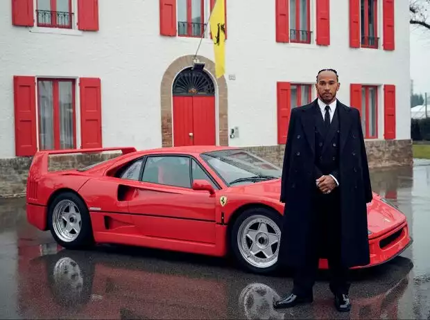 Lewis Hamilton posiert mit einem Ferrari F40 in Maranello Titel-Bild zur News: Lewis Hamilton posiert mit einem Ferrari F40 in Maranello