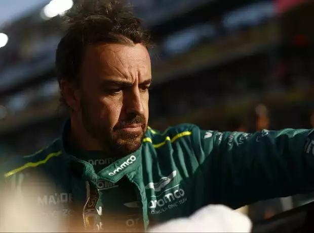 Fernando Alonso (Aston Martin) vor dem Formel-1-Rennen in Abu Dhabi 2024 Titel-Bild zur News: Fernando Alonso (Aston Martin) vor dem Formel-1-Rennen in Abu Dhabi 2024