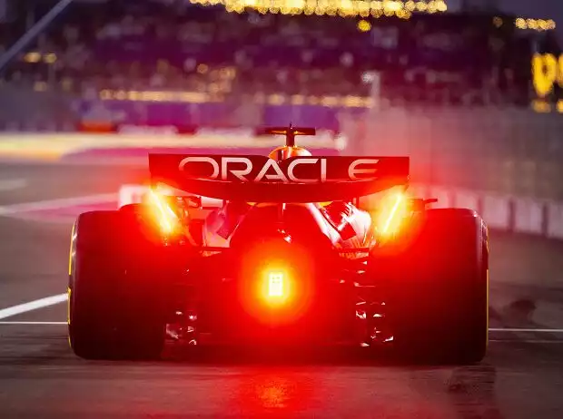 Max Verstappen im Red Bull RB20 Titel-Bild zur News: Max Verstappen im Red Bull RB20
