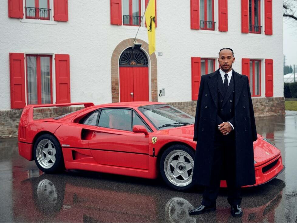 Lewis Hamilton posiert mit einem Ferrari F40 in Maranello