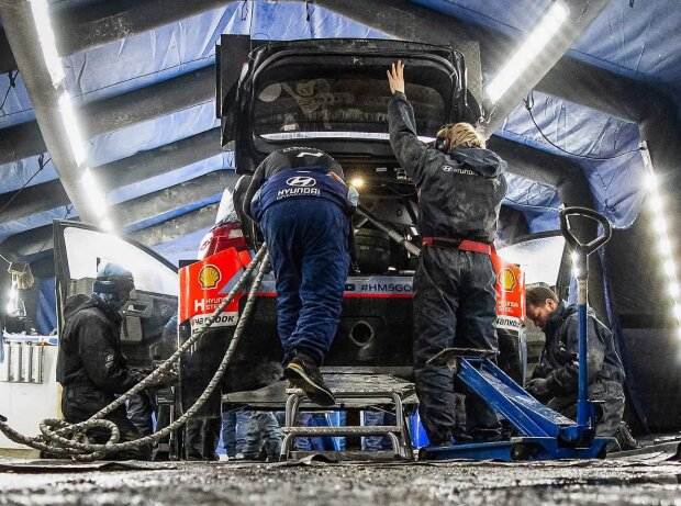 Für die Mechaniker ist die Arbeit in der WRC kein Zuckerschlecken Für die Mechaniker ist die Arbeit in der WRC kein Zuckerschlecken