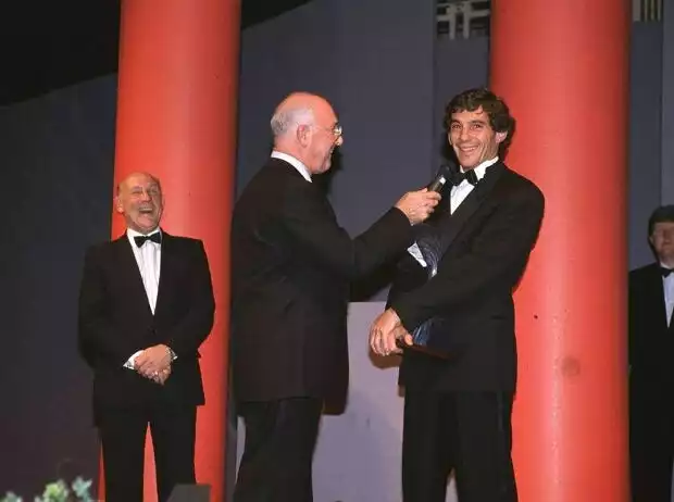 Stirling Moss im Hintergrund, im Vordergrund interviewt Murray Walker Ayrton Senna bei den Autosport Awards Titel-Bild zur News: Stirling Moss im Hintergrund, im Vordergrund interviewt Murray Walker Ayrton Senna bei den Autosport Awards