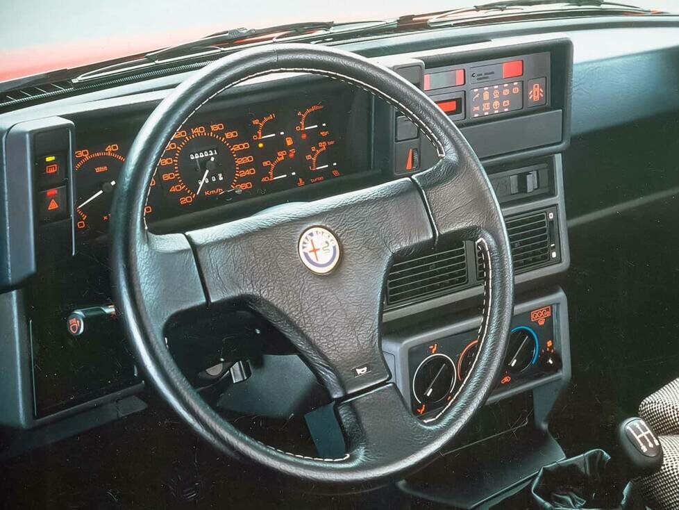 Cockpit des Alfa Romeo 75 (1986)