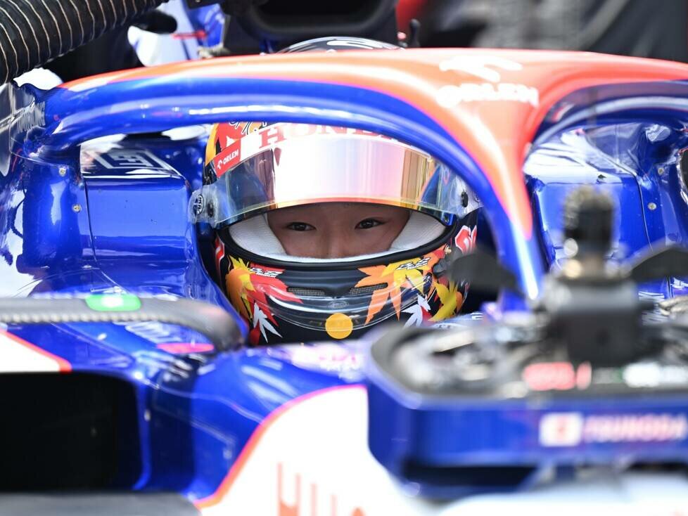 Yuki Tsunoda im Cockpit des Racing Bulls VCARB01