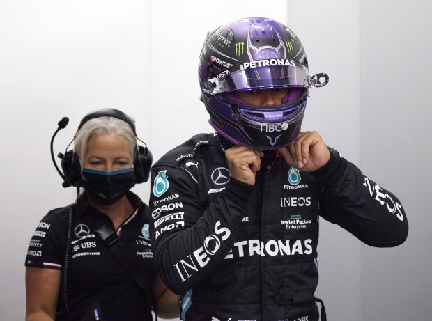Physiotherapeutin Angela Cullen und Formel-1-Fahrer Lewis Hamilton in der Mercedes-Box Physiotherapeutin Angela Cullen und Formel-1-Fahrer Lewis Hamilton in der Mercedes-Box
