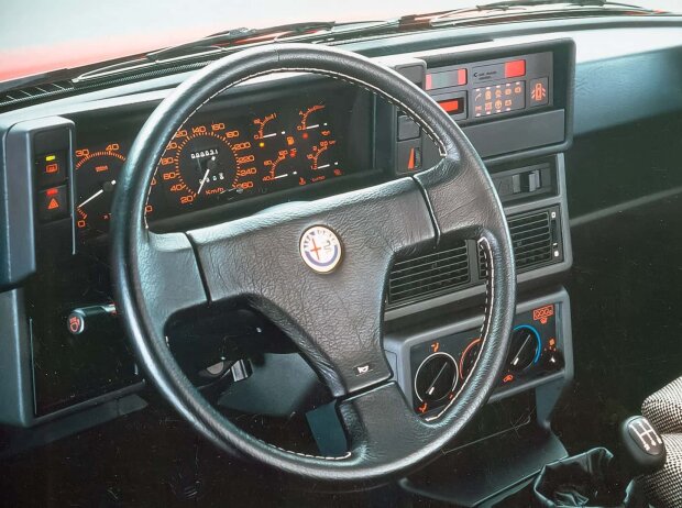 Cockpit des Alfa Romeo 75 (1986) Cockpit des Alfa Romeo 75 (1986)