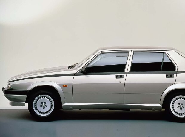 Alfa Romeo 75 2.0i Twin Spark (1987-1988) Alfa Romeo 75 2.0i Twin Spark (1987-1988)
