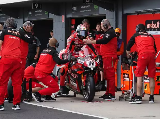 Nicolo Bulega beim Boxenstopp Titel-Bild zur News: Nicolo Bulega beim Boxenstopp