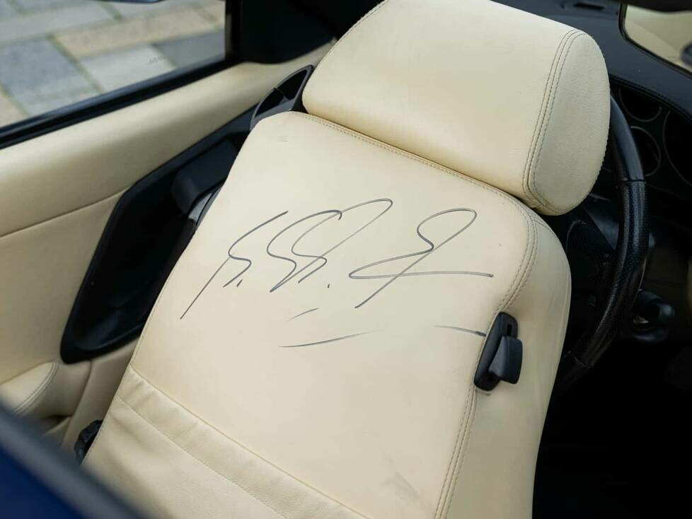 Das Autogramm auf dem Sitz des Ferrari F355 GTS von Michael Schumacher