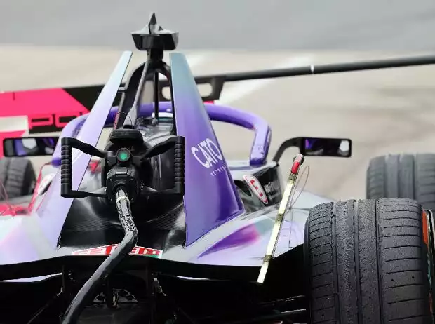 Schnelllade-Boxenstopp bei einem Formel-E-Auto von Porsche Titel-Bild zur News: Schnelllade-Boxenstopp bei einem Formel-E-Auto von Porsche