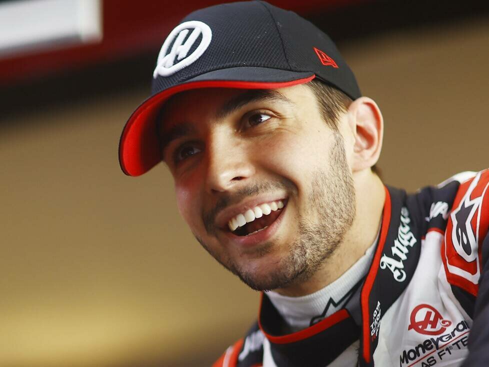 Esteban Ocon in der Haas-Garage