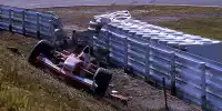 Das Unfallauto von Allan McNish 2002 in Suzuka vor dem Loch in der Leitplanke