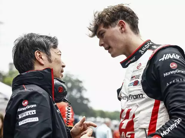 Haas-Teamchef Ayao Komatsu und Oliver Bearman Titel-Bild zur News: Haas-Teamchef Ayao Komatsu und Oliver Bearman