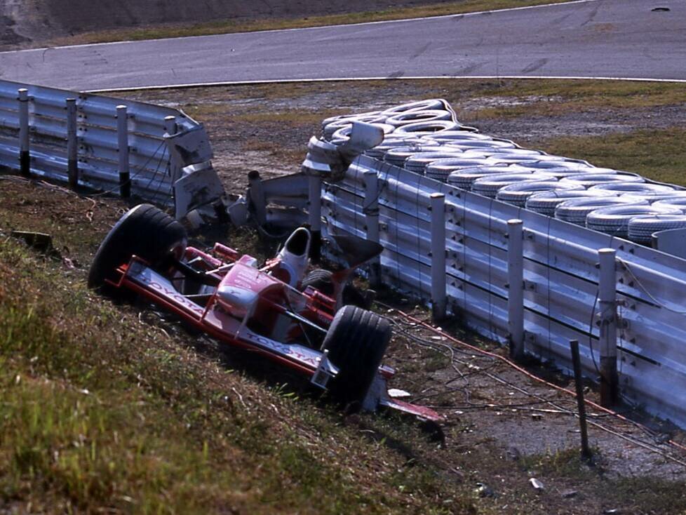 Das Unfallauto von Allan McNish 2002 in Suzuka vor dem Loch in der Leitplanke