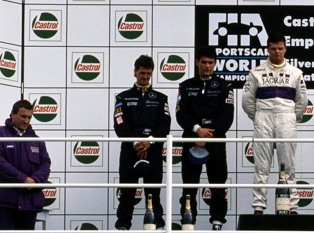 Michael Schumacher und Teamkollege Karl Wendlinger neben Derek Warwick (re.) Michael Schumacher und Teamkollege Karl Wendlinger neben Derek Warwick (re.)