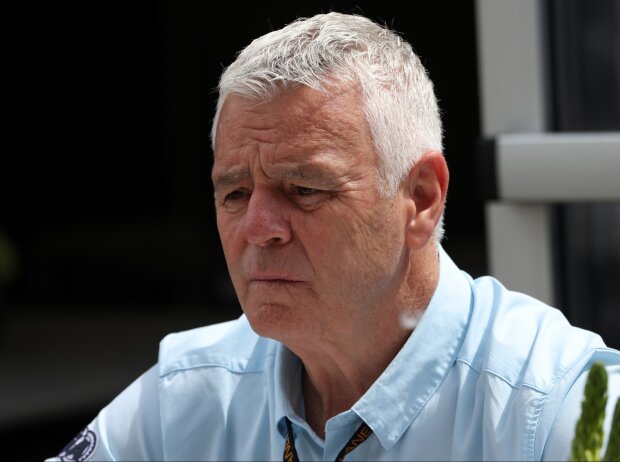 Derek Warwick im Jahr 2024 als FIA-Kommissar beim Großen Preis von Kanada Derek Warwick im Jahr 2024 als FIA-Kommissar beim Großen Preis von Kanada