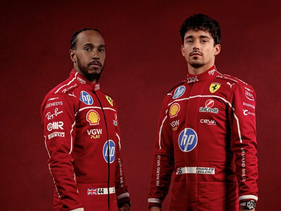 Lewis Hamilton und Charles Leclerc zeigen die neuen Ferrari-Rennanzüge für 2025